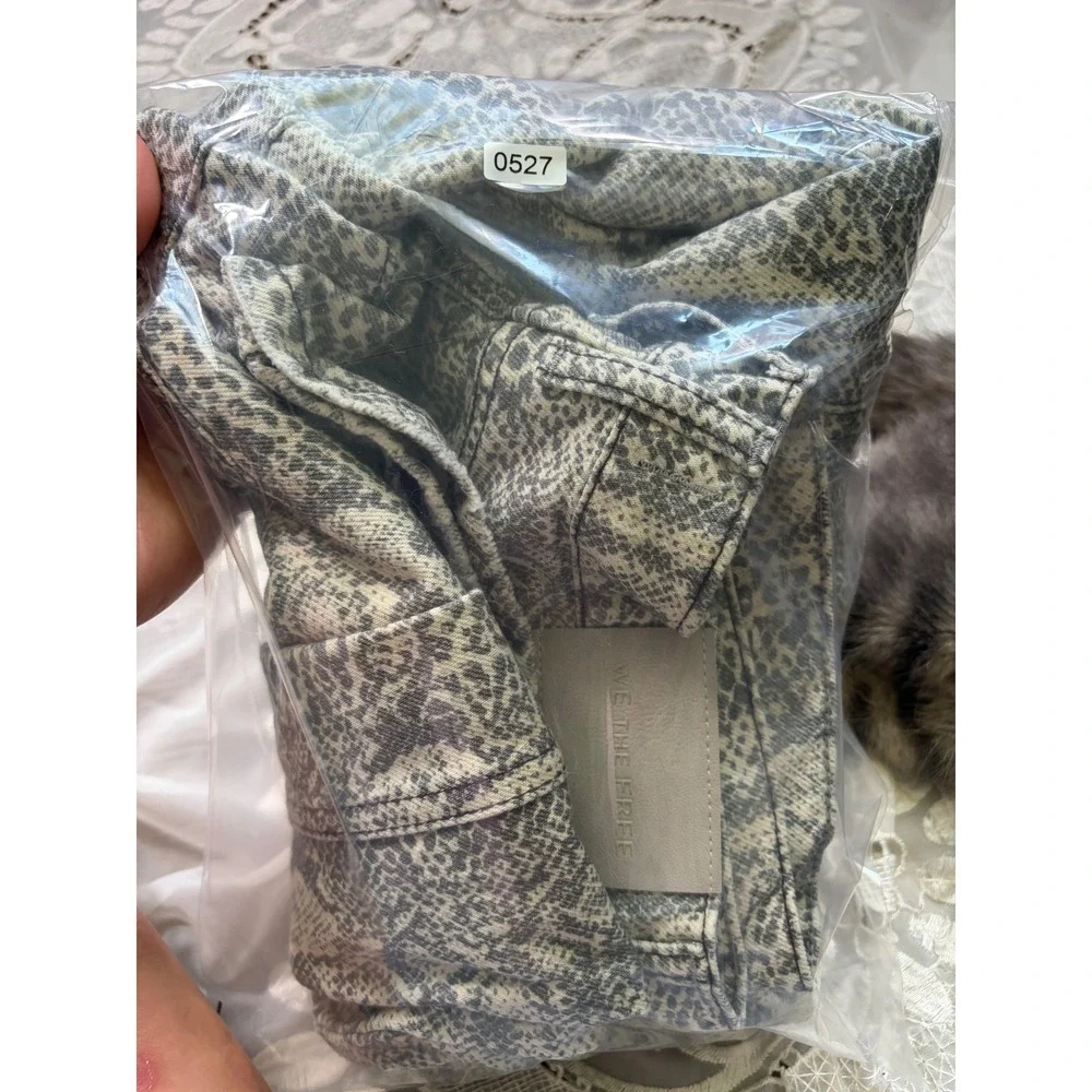 We The Free Good Luck Mid-Rise Barrel Jeans Snakeskin Print Grey White Size 28 - Picture 7 of 7